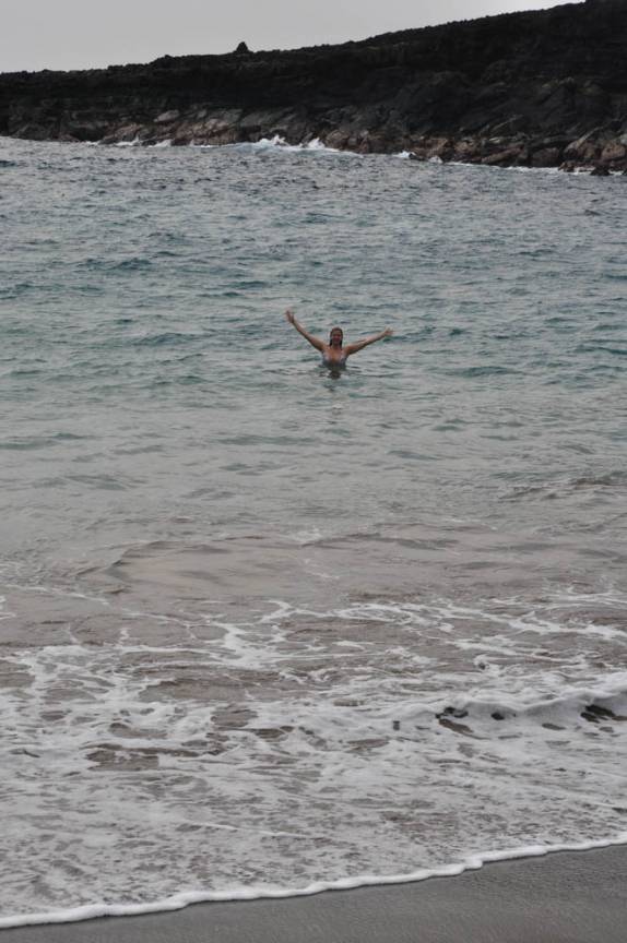 Banho de mar nas águas da Green Sand Beach, no sul da Big Island, no Havaí